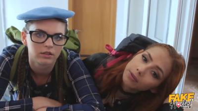 A falsa jovem adolescente do albergue, a pornstar Veronica Leal e a Taylee Wood, cavalgam o pau do diretor do albergue no quarto, sexo a três, mulher, homem.