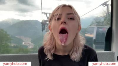 Onlyfans A adolescente gostosa Eva Elfie bebe esperma depois de fazer sexo oral